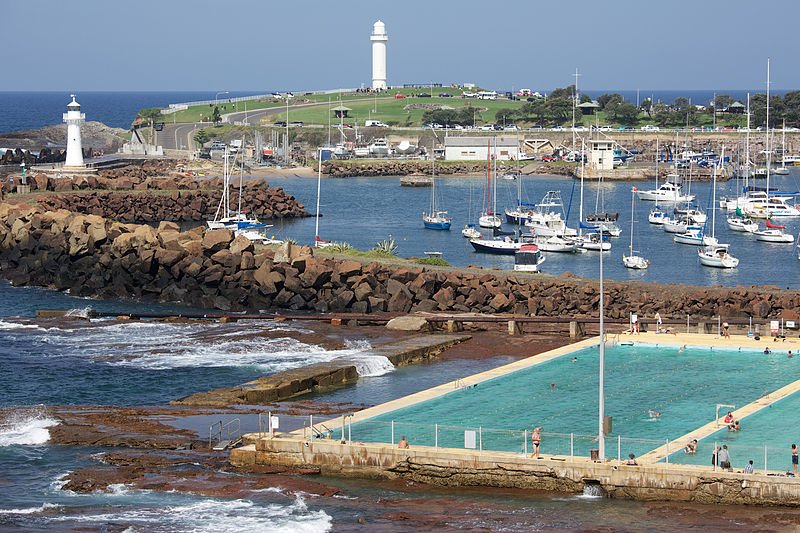 800px-Wollongong_Breakwater_Lighthouse_(8562842041)