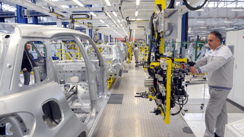 Línea de ensamblaje de automóviles de pintura de trabajador de fábrica automotriz