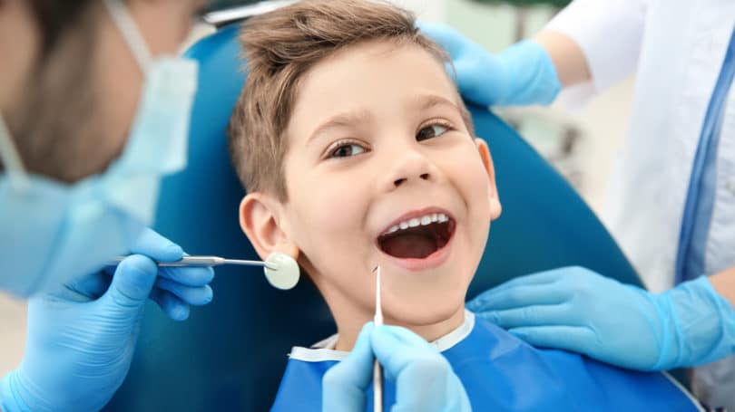 Niño Para Limpiar Sus Dientes Silla Dentista Oficina