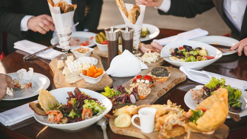 Almuerzo de negocios Reunión Restaurante Ensalada Palitos de pan