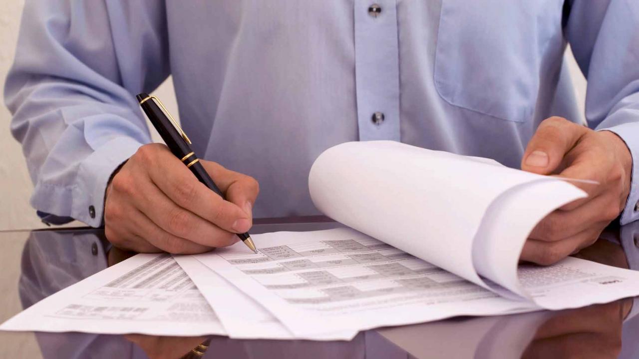 empresario haciendo papeleo
