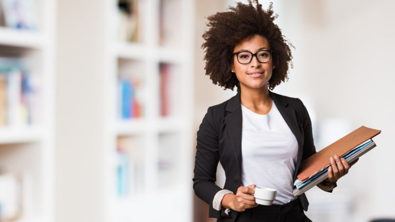 Mujer de negocios, tenencia, café, archivos, empleado trabajador