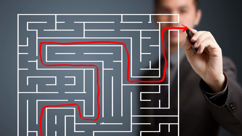 Hombre de negocios resolviendo un laberinto