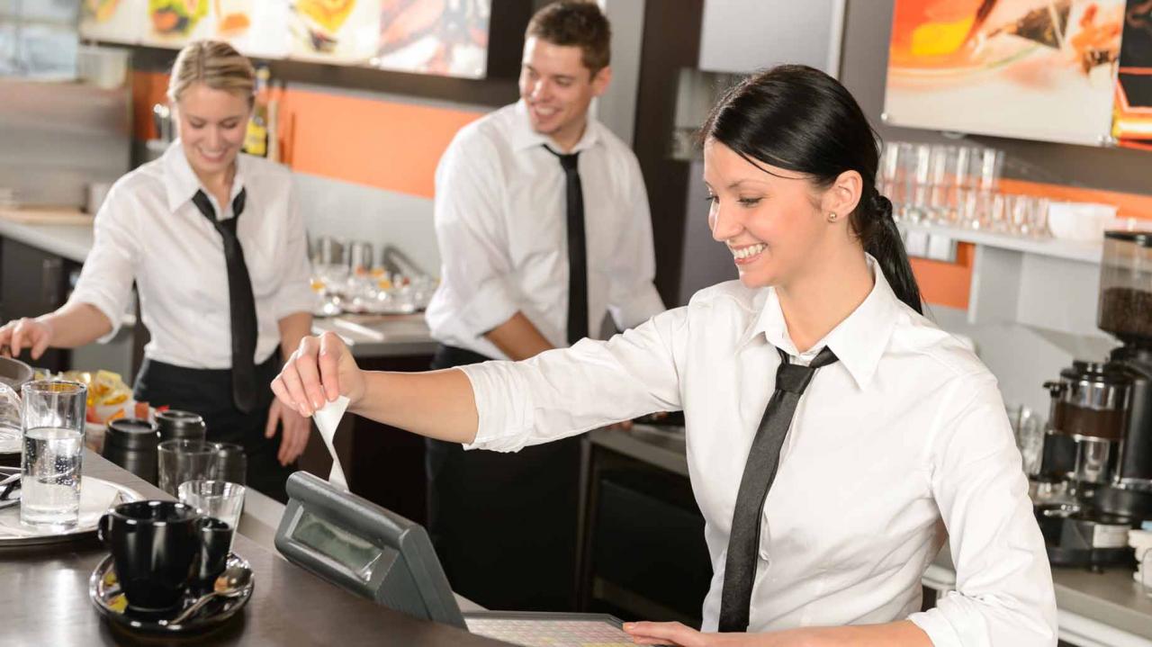 empleados en una cafetería restaurante