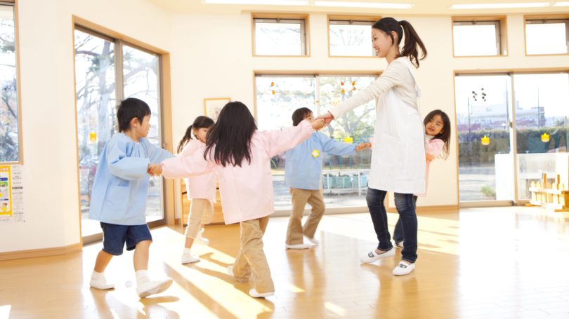 Trabajador de cuidado infantil Niños Guardería en el aula Jugar