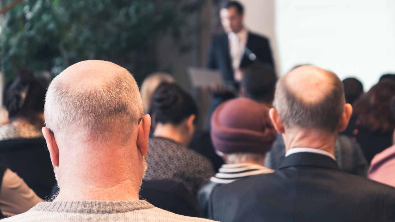 personas mayores en una conferencia de negocios