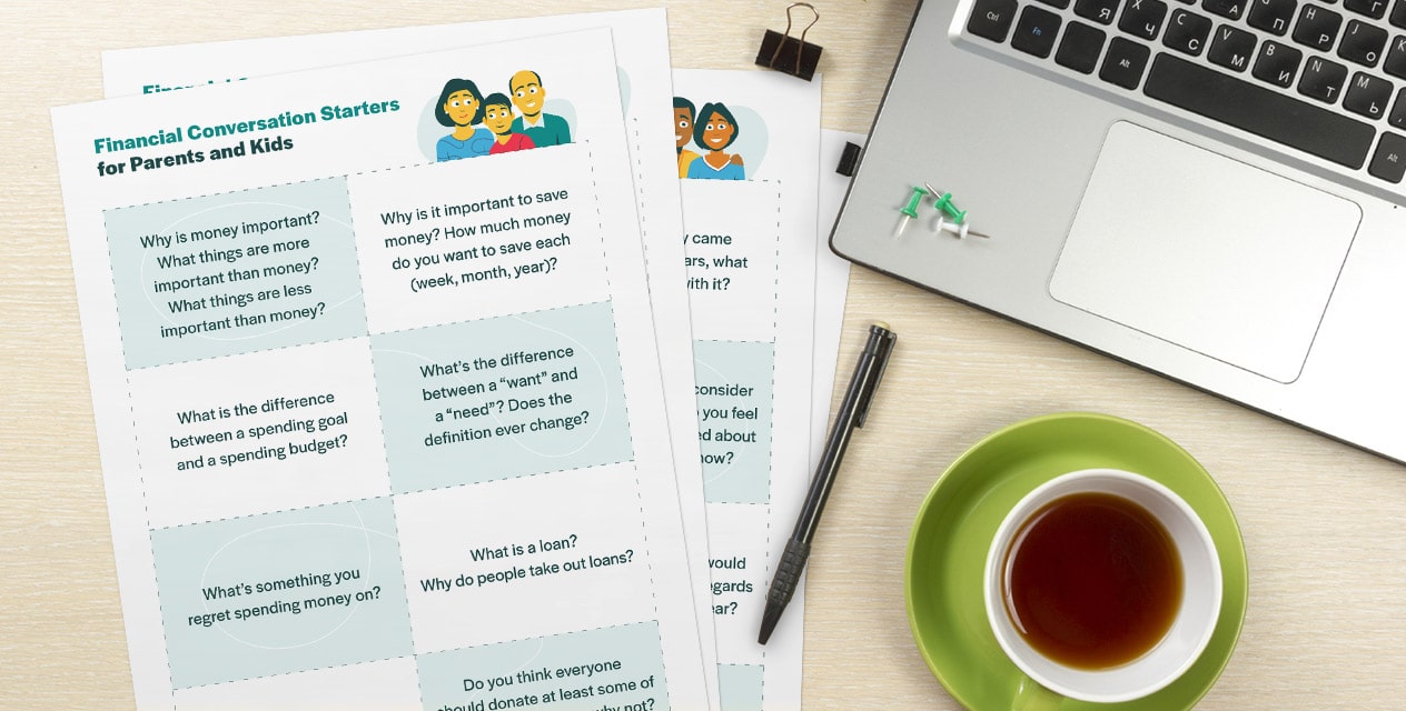 Imprimibles de iniciadores de conversación en el escritorio con ordenador portátil y té