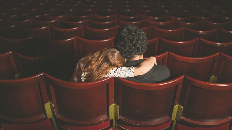 Pareja en el cine viendo una película