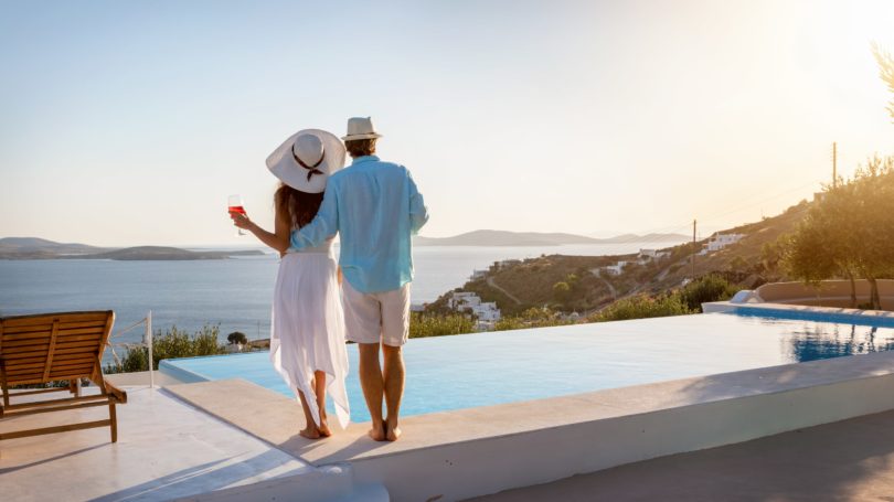 Par de pie junto a la piscina infinita