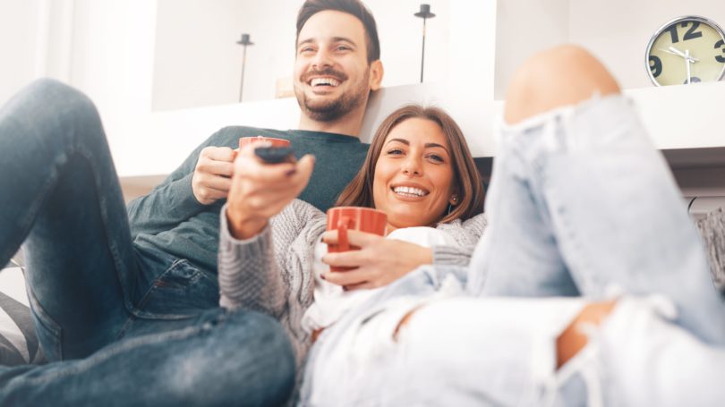 Pareja, mirar televisión, fecha, relajante