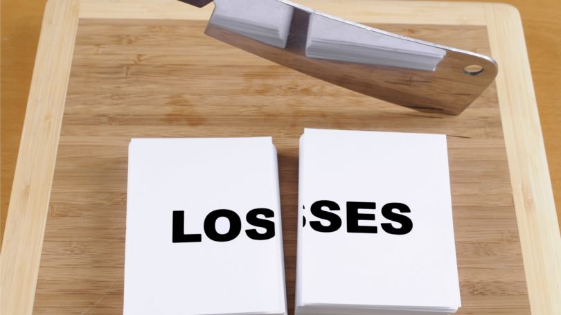 Corte su tabla de cortar del cuchillo de las pérdidas