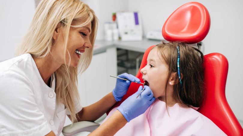 Higienista dental Silla dental pediátrica para niña pequeña