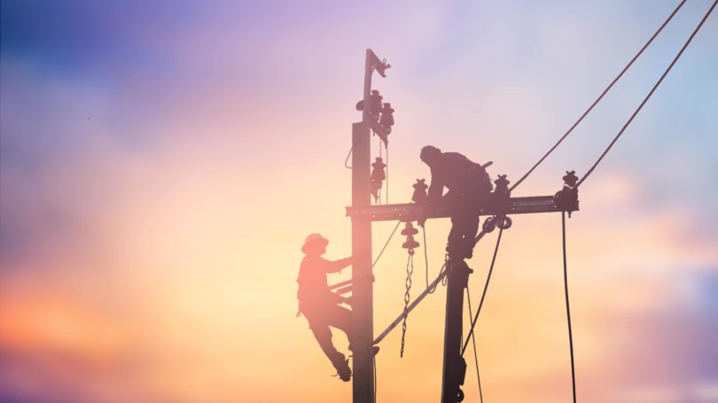 Instalador Línea Eléctrica Silueta Atardecer Con Poste Teléfono