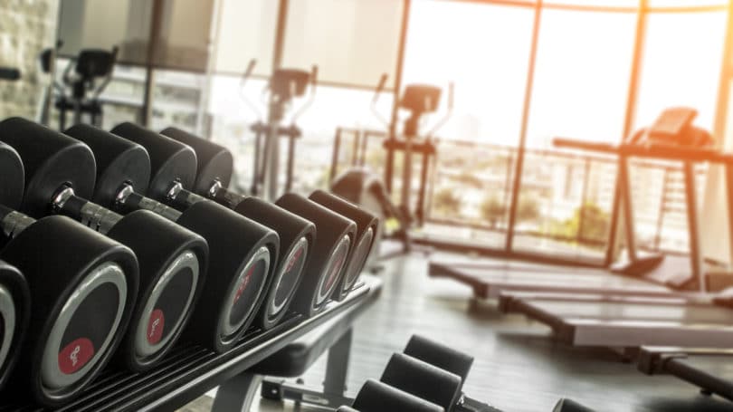 Gimnasio vacío con pesas caminadora elíptica