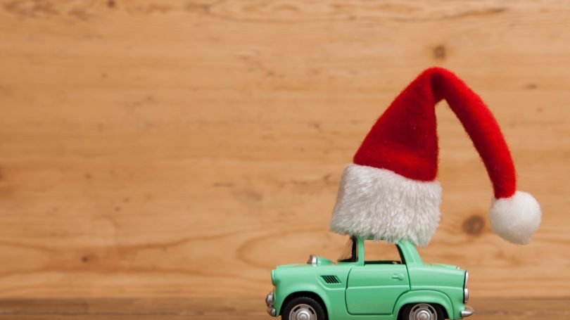 Coche festivo Christmas Hat Drive al concepto de vacaciones