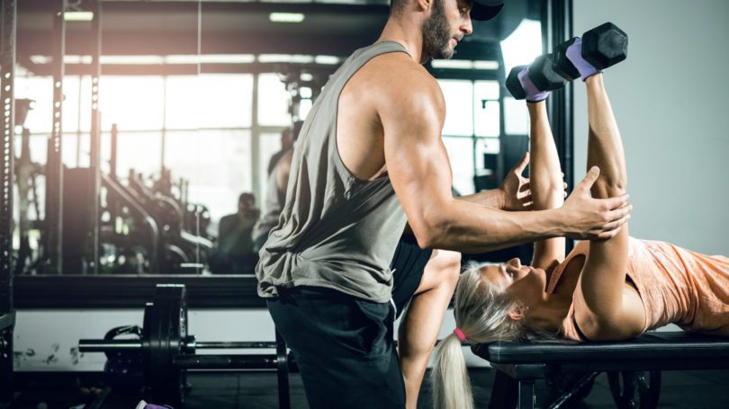 Banco de prensa con mancuernas para instructor de fitness