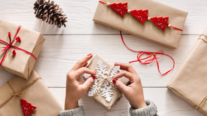 Envoltorio de regalo Papel artesanal hecho a mano Mesa de madera