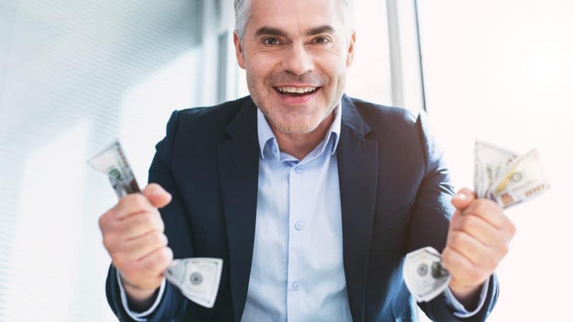 Hombre de salario alto con efectivo