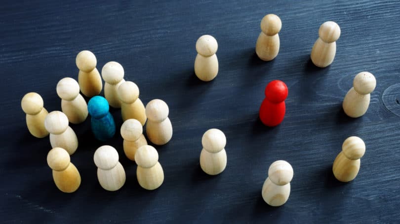 Introvertido no le gusta Centro de atención Multitudes Extrovertido