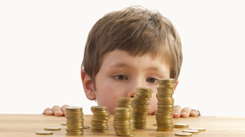 Niño administrando sus propias finanzas
