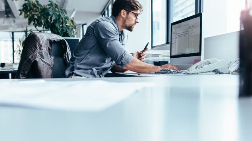 Oficina de computadora de trabajo centrado en el hombre