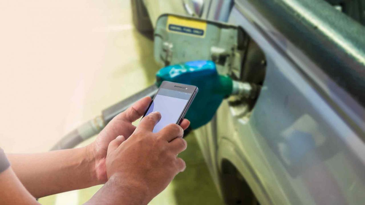 Pago móvil mediante smartphone en gasolinera.