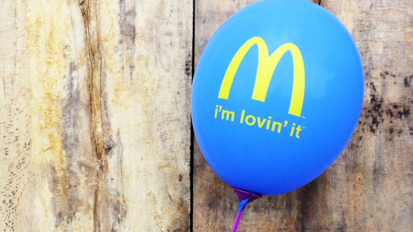 Lema del logotipo de Mcdonalds en globo inflable