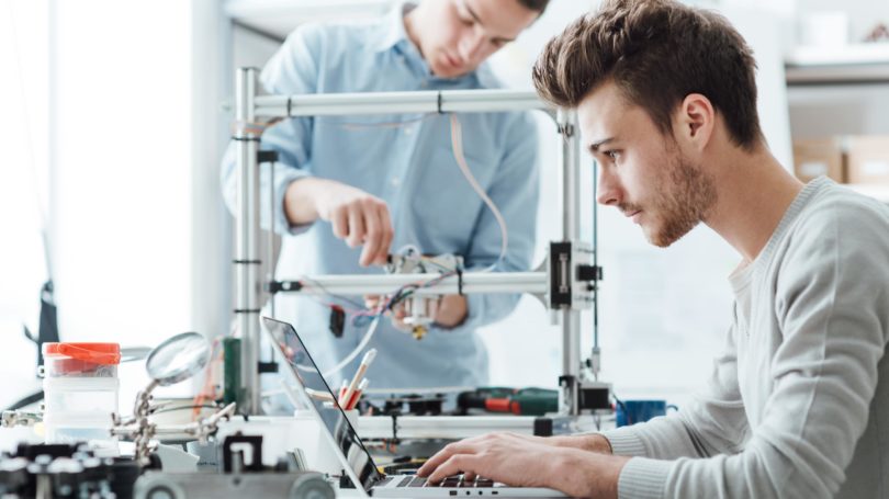 Técnico en Ingeniería Mecánica Redacción de bocetos Computadora portátil Realización de pruebas Edificio
