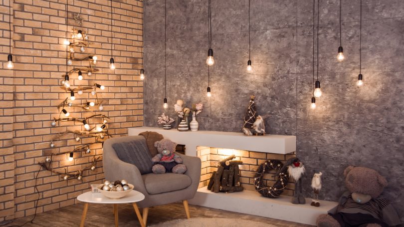 Interior moderno de la sala de estar de la decoración navideña