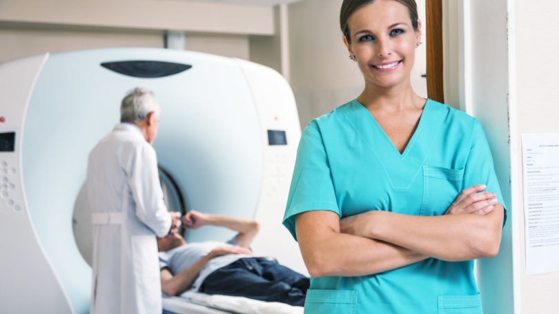 Prueba de máquina paciente médico radiológico técnico de resonancia magnética