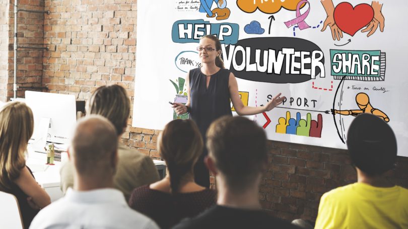 Voluntariado de caridad en la oficina Ayudando al trabajo en equipo