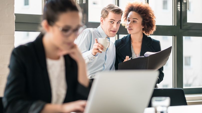 Oficina Gossip Bullying Colegas Susurrando