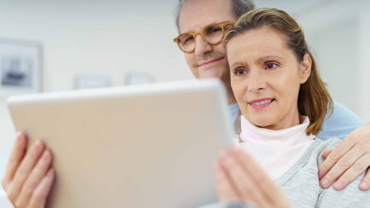 pareja de ancianos usando las redes sociales en una tableta