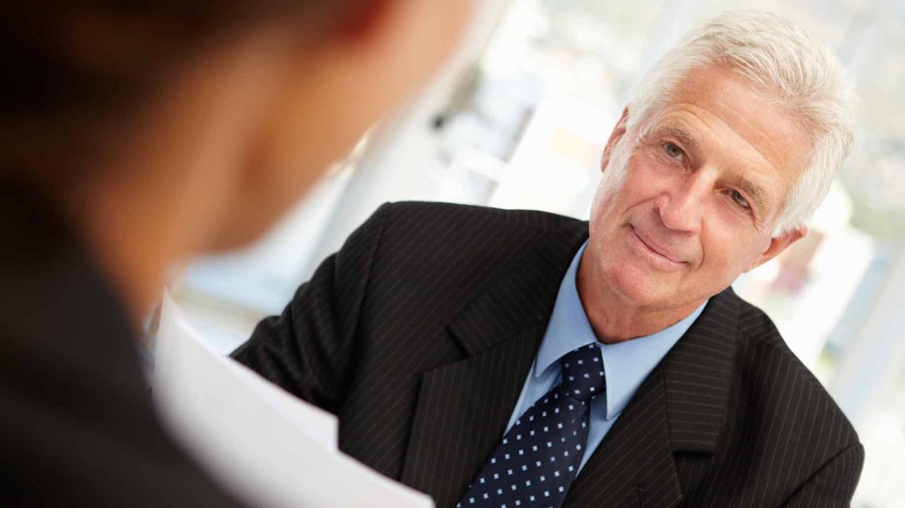 hombre mayor entrevistando para un puesto de trabajo