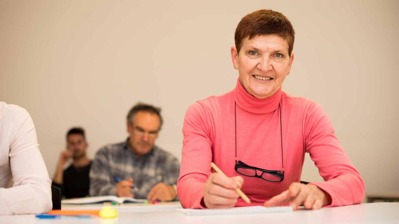 anciana en un aula de educación continua