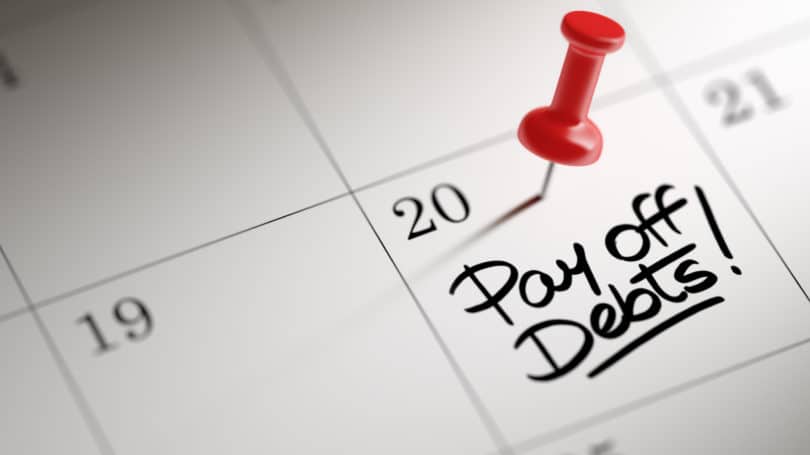 Pagar deudas Calendario Recordatorio de alfiler rojo