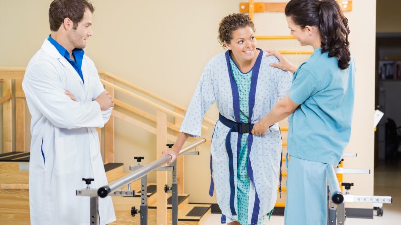 Asistente de fisioterapia, mujer, cliente, caminar, muleta