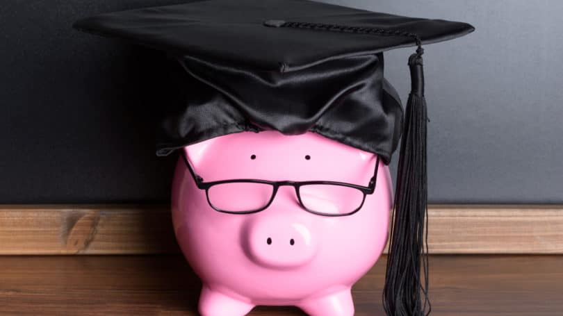 Gafas de gorra universitaria de alcancía