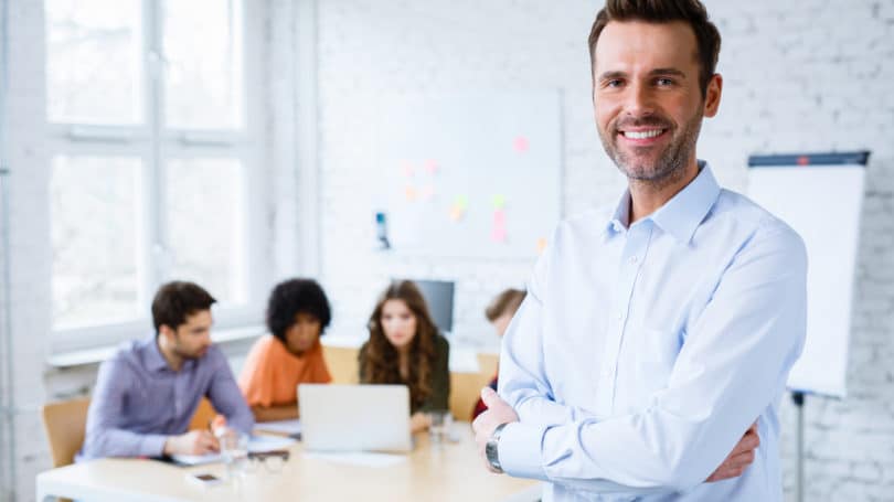 Retrato de profesor en el aula con estudiantes