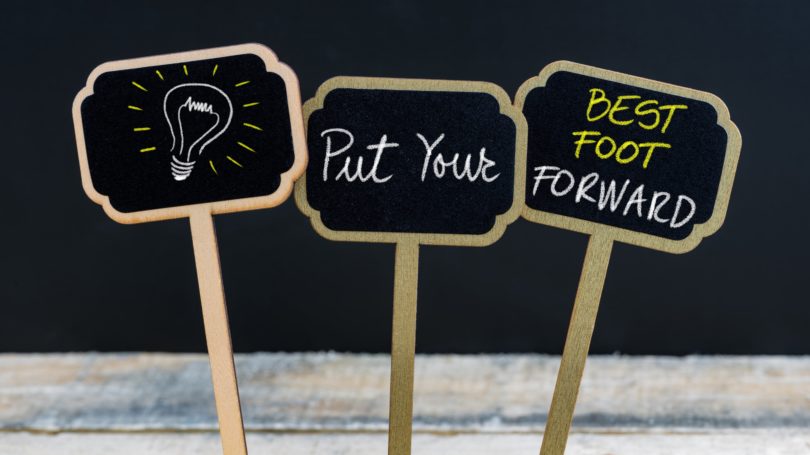 Pon tu mejor pie adelante señales bombilla