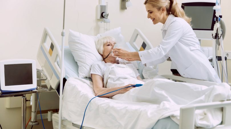 Terapeuta respiratorio Máscara de oxígeno Paciente Cama de hospital