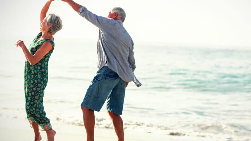 Pareja de ancianos jubilados en las vacaciones en la playa