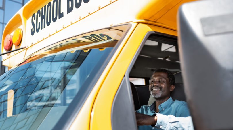 Conductor de autobús escolar amarillo