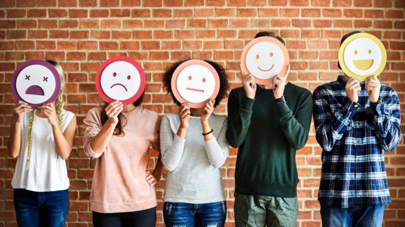 Estudiantes que retratan diferentes emociones que cubren la cara