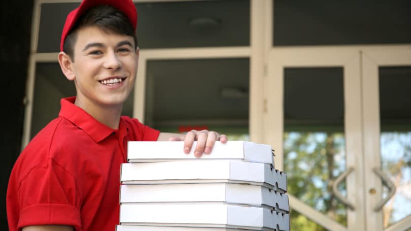 Muchacho Adolescente Repartiendo Pizza Trabajo Verano Tiempo Parcial