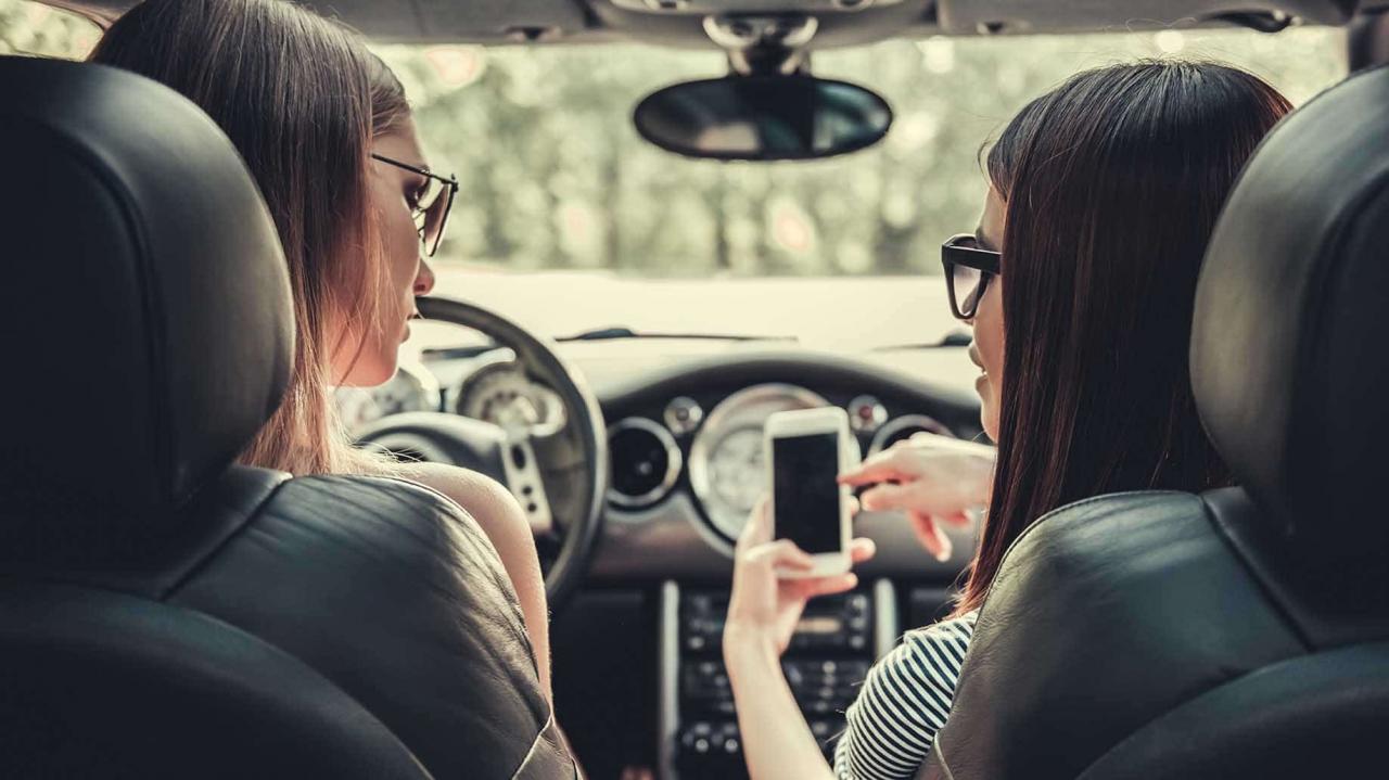 dos mujeres que usan la aplicación de mapa móvil