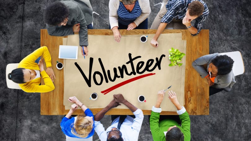 Discusión de la mesa de reunión del grupo del equipo de voluntarios