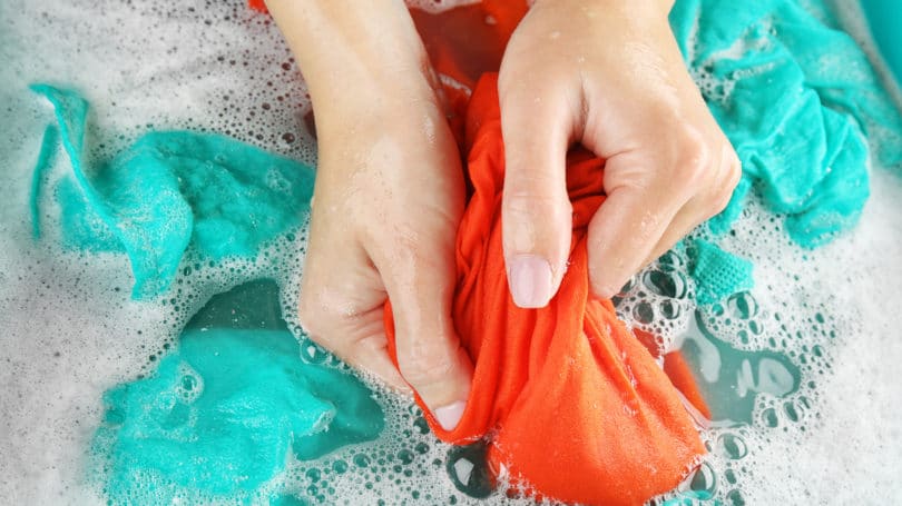 Lavar la ropa con agua fría