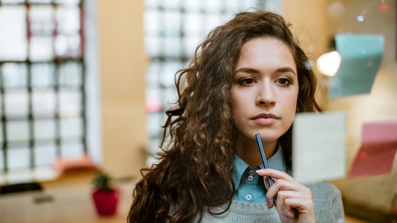 Oficina de estrategia empresarial de planificación de concentración de mujer