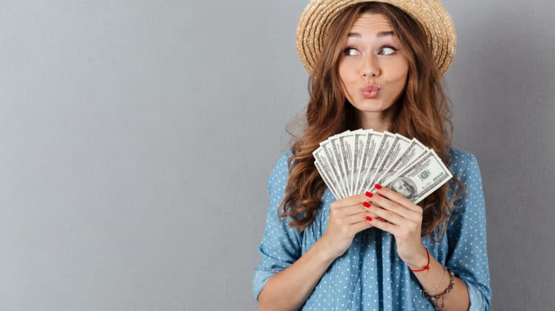 Chica joven ingresos ingresos en efectivo